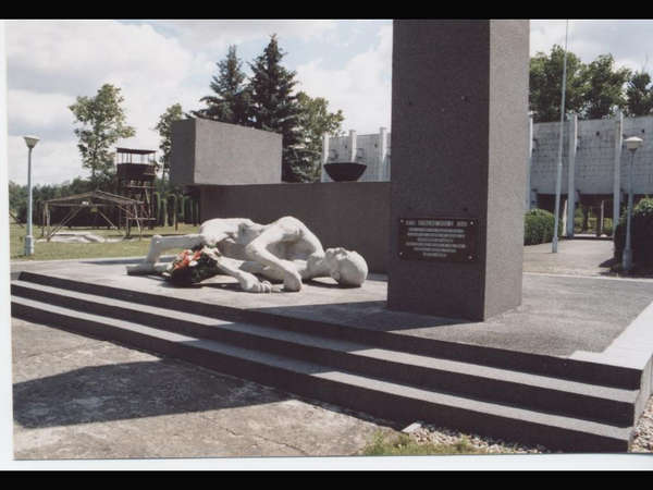 fichier 20101208_1400_U_Stele_et_gisant-0.jpg